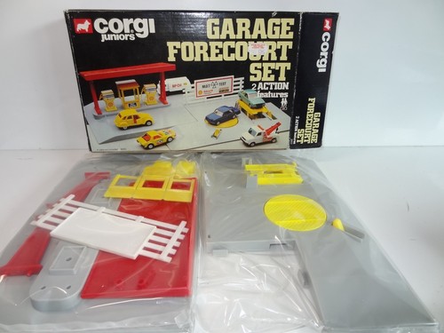Corgi junioren garage vorplatz - corgi,
