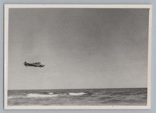 Propellerflugzeug über dem