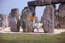 35 mm Dia - Frau lehnt an