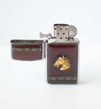 Benzinfeuerzeug Zippo mit dekorativem Einsatz und goldenem Pferdemotiv