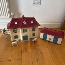 Schleich Horse Club 42551 Landhaus und Stall Set am See