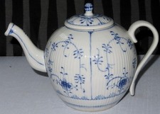 Alte große Teekanne