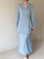 SATINKLEID MIT STICKEREI – stilvoller Langarmanzug