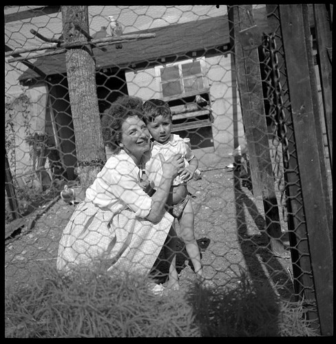Frau mit kind voliere tauben - j,
