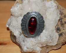 Ring mit rotem Stein oval