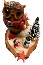 Weihnachtsdeko - Eule mit Schneemann, Schneetanne und Deko auf Holzscheibe