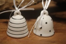 2er Set Christbaumschmuck Glocke aus Keramik, Weiß/Schwarz, H 5,5 cm