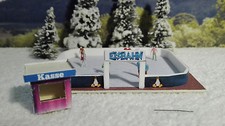 Eislaufbahn mit Kasse  N 1:160