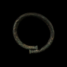 Armreif mit überlappenden