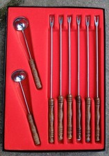 28. - 6 Fondue-Gabeln und zwei Löffel für Saucen