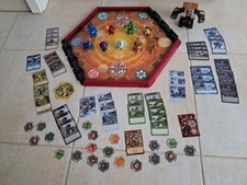 Konvolut BAKUGAN, Arena, 9 Bakugan, 1 großer Bakugan, diverse Karten und Chips