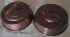 2 dekorative Backformen  Kupfer, rund, Motiv Ente und Fisch mit Wandaufhängung