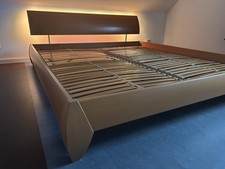 massives Doppelbett von