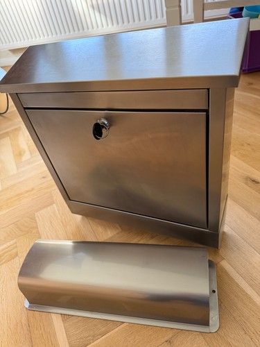 Briefkasten und zeitungsrolle - und,