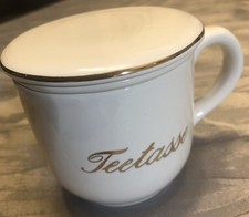 Elegante Teetasse mit Sieb und Deckel in Weiß — Gold. Schriftzug — ca. 8,5 cm