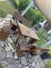 Rustikaler Gartentisch aus Holz