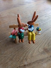 Erzgebirge Osterhasen Paar auf Bank mit Möhren und Eierkorb