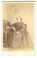 Fotografie H. Reuter, Braunschweig, Südliche Wilhelmstraße 88, Frau im gestreif 