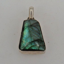 Anhänger mit opalisierenden