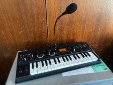 Korg Microkorg XL Plus Synthesizer mit Vocoder mit Box, Mikrofon