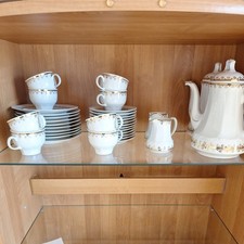 großes Porzellan Service mit