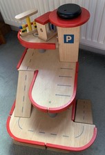 großes Holzparkhaus mit 4 Etagen und 2 Rampen Plan City Aufzug nur mit der Hand