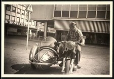 Fotografie Motorrad Horex mit Steib Seitenwagen, Warenhaus J. Latscha im Hinter 