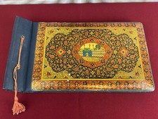 Orientalisches Fotoalbum aus Papier, Einband aus Holz mit beklebten Bildern