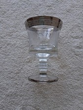 Süßweinglas mit Silberrand