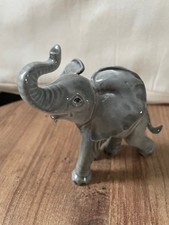 Porzellan-Elefantenfigur  von