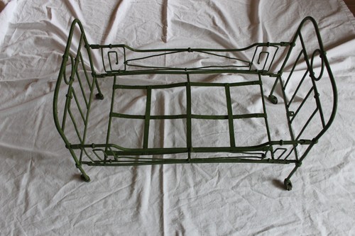 Altes puppenbett aus - altes, metall