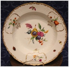 ⚔ Meissen  Teller ø 23 cm Birne Pflaume Hagebutte  Punktmarke 1763-1774⚔