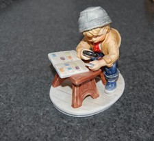 Goebel Figur 10704-13 der Briefmarkensammler Frobek