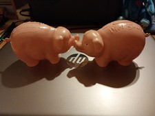 2 x Viel Glück SPARSCHWEIN Kunststoff 1970er Jahre Reklame Werbung selten 13x8cm