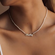 Perlen Namenskette – personalisierte Kette mit Name, vergoldeter Schriftzug