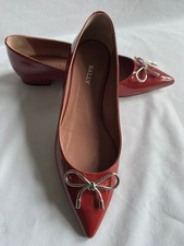 Roter Lackballerina mit