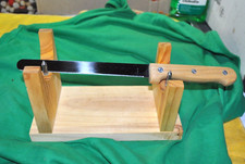 Schinkenhalter aus Natur Holz  mit Messer  L: 20 cm  B: 9 cm  H: 12 cm