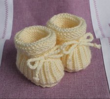 Babyschuhe gestrickt beige