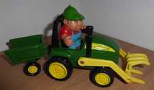 John Deere Traktor mit Bauern und Hänger