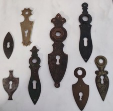 8 TÜR-UND TRUHENBESCHLÄGE / MESSING & METALL / 19. JHT.