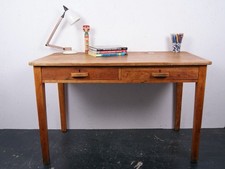 Schulschreibtisch aus Holz mit