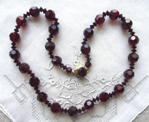 Altes rotes collier glas - -,