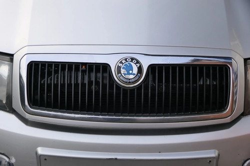Fabia zeichen kühlergrill - 6y,