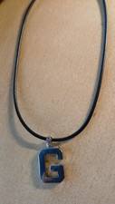 1 Halskette-Kautschuk-schwarz-Anhänger-Buchstabe-G-NEU/UNGETRAGEN-Modeschmuck
