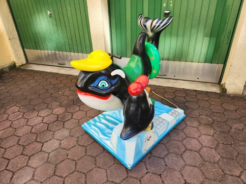 Lustiger wal mit - pinguin, kiddy