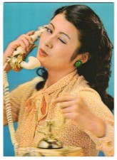 3D-AK Girl with Receiver, Mädchen am Telefon blinzelt dem Betrachter zu 