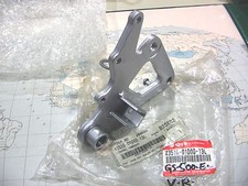 Suzuki GS500E GS 500 E Fußrastenplatte Halter Footrest Rechts Vorn Neu