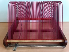 Plattofix Plattenständer für 50 Stück Schellackplatten mit Hebemechanismus.