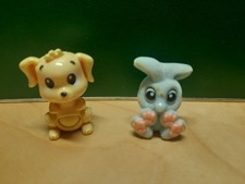 2x Spielzeug aus Ü-Ei, Kraul mich Hund und Picknick mit Freunden Hase