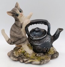 Katze beim Spielen mit alter Kanne - Figur Kunstharz Dekoration